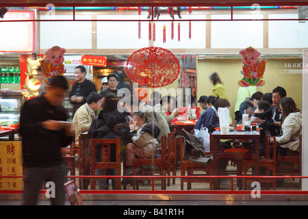 Personnes dans un restaurant chinois, Beijing, Chine Banque D'Images