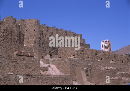 Ruines de Huanchaca, une fois qu'un 19e siècle l'usine de traitement d'argent de Bolivie, ce gratte-ciel moderne en arrière-plan, Antofagasta, Chili Banque D'Images