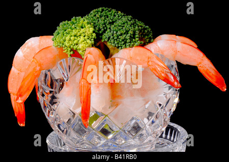 Un cocktail de crevettes avec brocoli isolated over black Banque D'Images