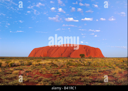 Ayers Rock au coucher du soleil Kata Tjuta National Park Australie Territoire du Nord Banque D'Images