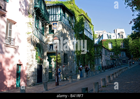 Une rue typique du quartier de Montmartre à Paris Banque D'Images