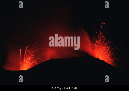 Les éruptions stromboliennes nuit à Stromboli Iles Eoliennes Italie Europe Banque D'Images