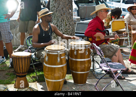 Street, artistes, de la scène, [Venice Beach] Los Angeles, CA, Californie musiciens, Boardwalk, trottoir, cirque, bongo drums Banque D'Images