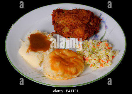 Le dîner de poulet frit, de la purée de pommes de terre avec sauce brune et rouleaux de choux Banque D'Images