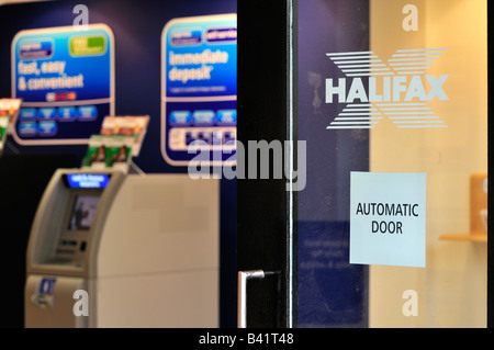 Hall bancaire, en faisant dans la machine,porte en verre, ouverture,ATM Halifax Banque D'Images