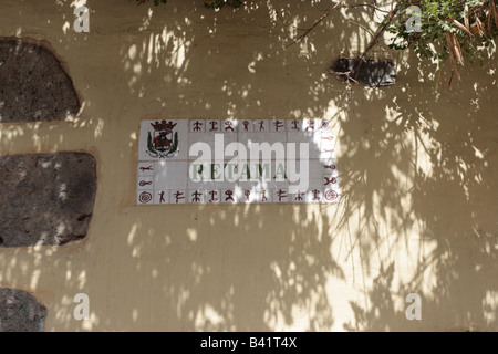 Le nom de la rue fait en tuile et affichage d'anciens symboles sur un mur à Aguimes Gran Canaria Îles Canaries Espagne Banque D'Images