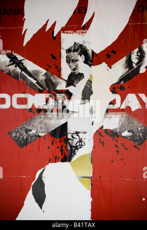 Arraché des affiches publicitaires à New York Banque D'Images