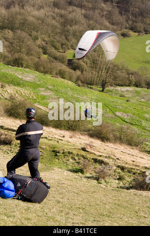 Parachute sur l'escarpement à Haresfield Cotswold Hill, Gloucestershire Banque D'Images