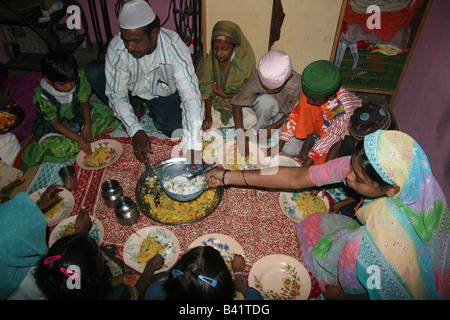 Profiter de la famille musulmane étendu l'Iftar repas du soir pendant le Ramadan, l'Inde Banque D'Images