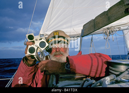 Écrivain et romancier Donal Hamilton, auteur de l'Matt Helm livres mystère, à bord de son yacht, Kathleen dans les Florida Keys. Banque D'Images