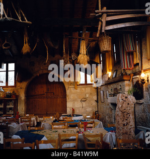 Un vieux restaurant dans le petit village pittoresque de Lofou chypriote. Banque D'Images