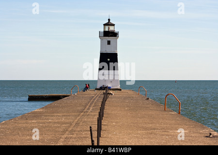 Phare à l'entrée du chenal, marquage à la baie Presque Isle, sur le lac Érié, Eire, PA, USA. Banque D'Images