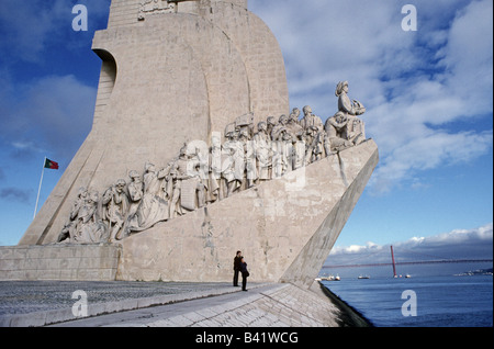 Le Monument à Henri le Navigateur a également appelé Monument aux découvertes le long du front de mer à Lisbonne Banque D'Images