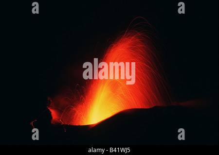 Les éruptions stromboliennes nuit à Stromboli Iles Eoliennes Italie Europe Banque D'Images