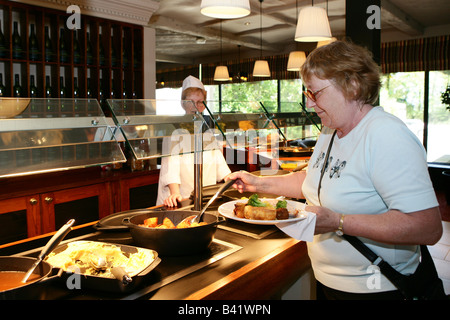 Les femmes en pub servant des grillades Banque D'Images