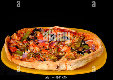 Pizza mexicaine avec des piments sur fond noir Banque D'Images