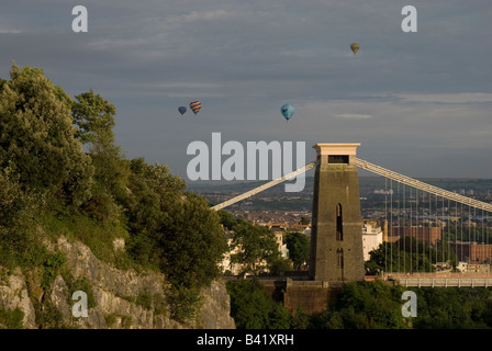 Ballons lancés au Bristol Balloon Fiesta en survolant le pont suspendu de Clifton, Bristol, Bristol, Angleterre Banque D'Images