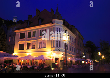 La Slovénie Ljubljana Ribji Square diners à l'extérieur de restaurants et cafés de nuit Banque D'Images