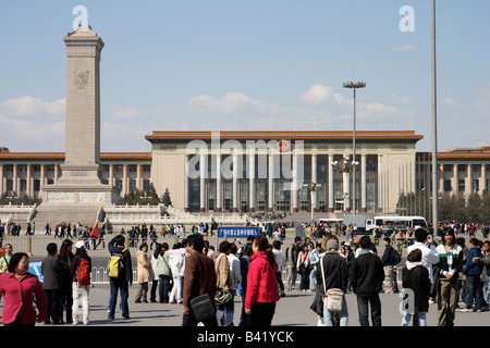 Les touristes en face de la Grande Salle du Peuple à la place Tiananmen, Pékin, Chine Banque D'Images