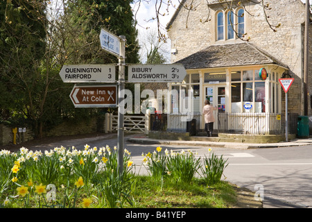 Le bureau de poste et les magasins du village dans le village de Cotswold Coln St Aldwyns, Gloucestershire Banque D'Images