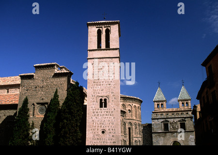 Espagne, Tolède, église de Santiago del Arrabal et Puerta de Bisagra Banque D'Images