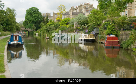 Bateaux, jardins et maisons, baignoire, Avon Canal, Somerset, Angleterre, Grande-Bretagne, Europe Banque D'Images