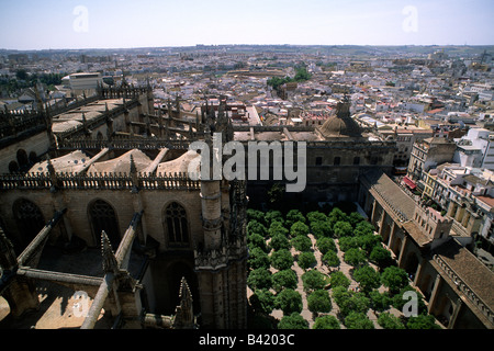 Espagne, Séville, patio de los Naranjos et la ville vue de la tour Giralda Banque D'Images