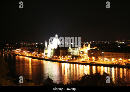 Le parlement de Budapest dans la nuit vue sur la ville Banque D'Images