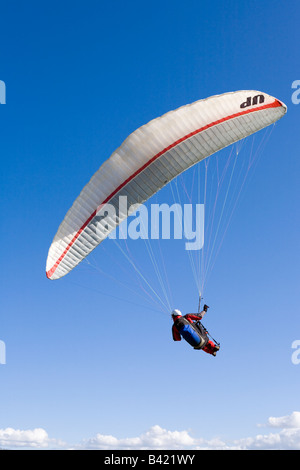 Parachute sur l'escarpement à Haresfield Cotswold Hill, Gloucestershire Banque D'Images