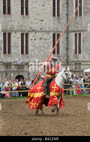 Un chevalier au galop à cheval divertit la foule lors d'une reconstitution faite à la joute château de Lulworth, dans le Dorset England UK Banque D'Images
