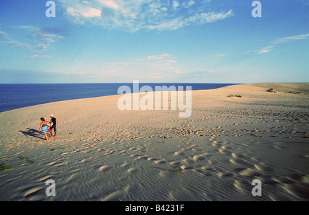 Les gens sur les dunes de sable de la Courlande, Morskoje, Russie Banque D'Images