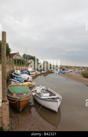 Bateaux amarrés à Blakeney sur North Norfolk Coast Banque D'Images