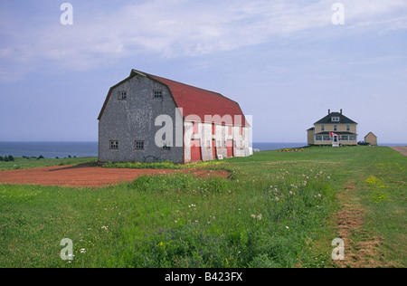 Une vieille et belle grange et côté falaise accueil sur le cap est l'Île du Prince Édouard Banque D'Images