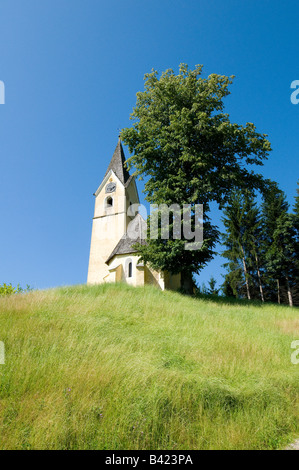 Une petite église au sommet de la colline à Camporosso, en Italie Banque D'Images