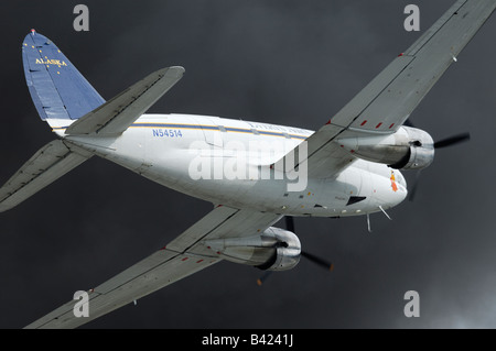 Vieil avion Curtiss C-46 Commando en vol pendant l'Arctic Thunder airshow 2008 - Anchorage - Alaska - USA Banque D'Images
