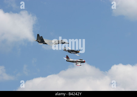 F 86 Sabre F 15C Eagle et P 51 Mustang volent en formation comme un vol du patrimoine Banque D'Images