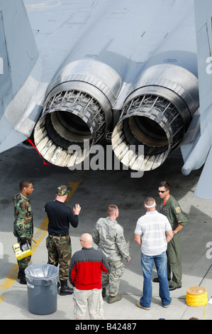 Parler avec les soldats de l'US air force près d'un chasseur à réaction F-15, Elmendorf Air Force Base, Anchorage, Alaska, USA Banque D'Images