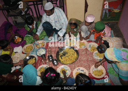 Profiter de la famille musulmane étendu l'Iftar repas du soir pendant le Ramadan, l'Inde Banque D'Images