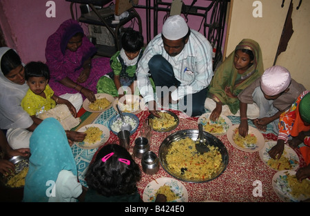 Profiter de la famille musulmane étendu l'Iftar repas du soir pendant le Ramadan, l'Inde Banque D'Images