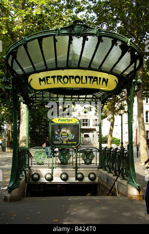 Metropolitain art nouveau signe à la station de métro Abbesses à Montmartre Paris Banque D'Images