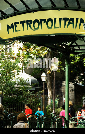 Metropolitain art nouveau signe à la station de métro Abbesses à Montmartre Paris Banque D'Images