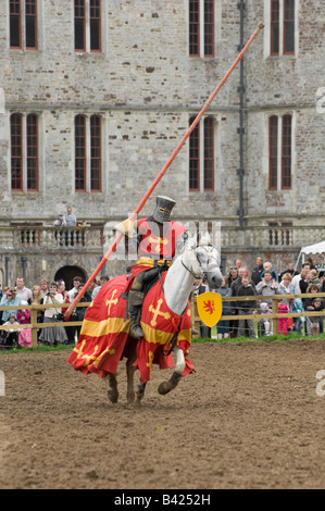 Un chevalier au galop à cheval divertit la foule lors d'une reconstitution faite à la joute château de Lulworth, dans le Dorset England UK Banque D'Images