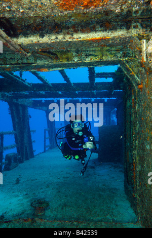 Jeune femme diver explorer l'extérieur de l'épave de navire militaire 'Felipe' Xicotencatl C-53 class Banque D'Images