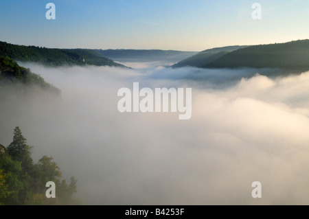 Matin nuages / brouillard dans Donautal (vallée du Danube), vue de Knopfmacherfelsen, Naturpark Obere Donau, Bade-Wurtemberg, Allemagne Banque D'Images