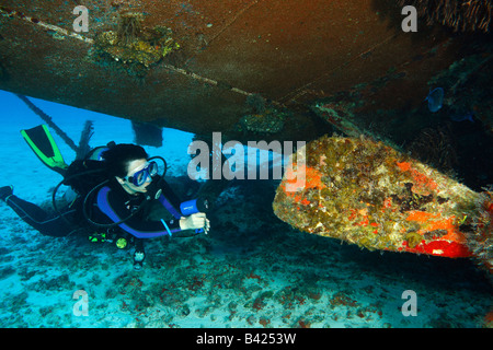 Jeune femme diver explorer les dommages sur le navire à hélice l'épave d'un navire militaire 'Felipe' Xicotencatl Banque D'Images