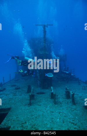 Groupe de plongeurs de descendre sur le pont du navire militaire wreck 'Felipe' Xicotencatl Banque D'Images