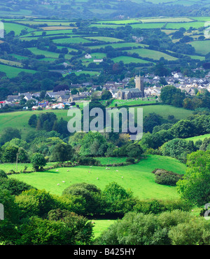 Le village de Moretonhampstead sur Dartmoor National Park avec de luxuriants champs vertes et les terres agricoles tout autour de Banque D'Images