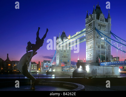 Tower Bridge nuit Paysage Ville Tamise Londres éclairés la nuit avec statue de jeune fille et fontaine du Dauphin en premier plan,Ville de London England UK Banque D'Images