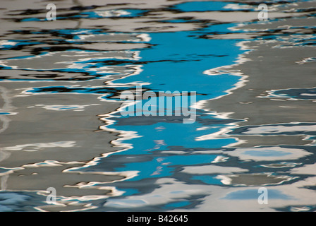 Reflets gris et bleu dans l'eau. Banque D'Images