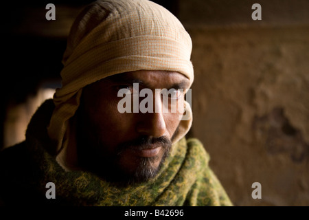 Le visage de l'une des Doms, un intouchable qui dirige les cérémonies de crémation à Varanasi. Banque D'Images
